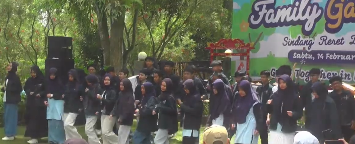 Family Gathering, membina kebersamaan bagi semua elemen sekolah.
